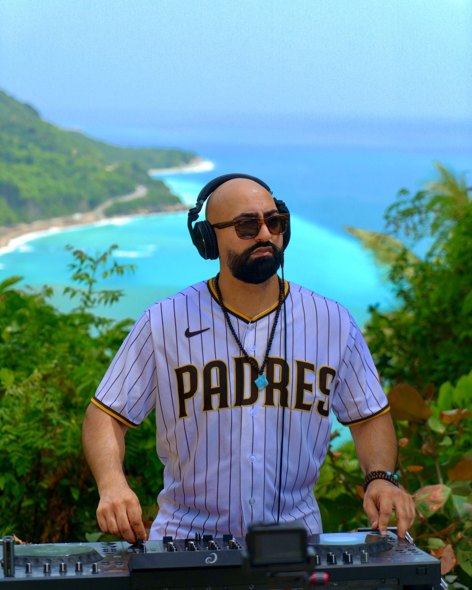 Habibi Del Mar tocando, con la costa dominicana detrás